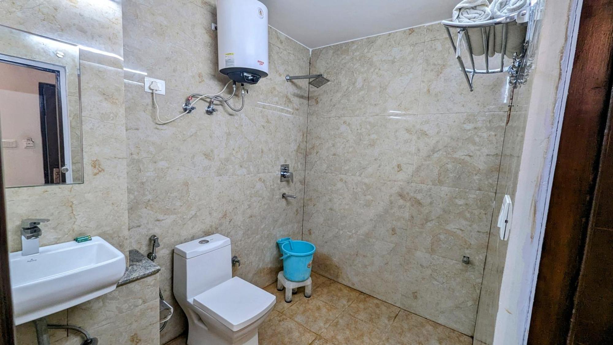 Hotel Moon Taj Near Yashobhoomi Convention Centre Delhi  Bagian luar foto