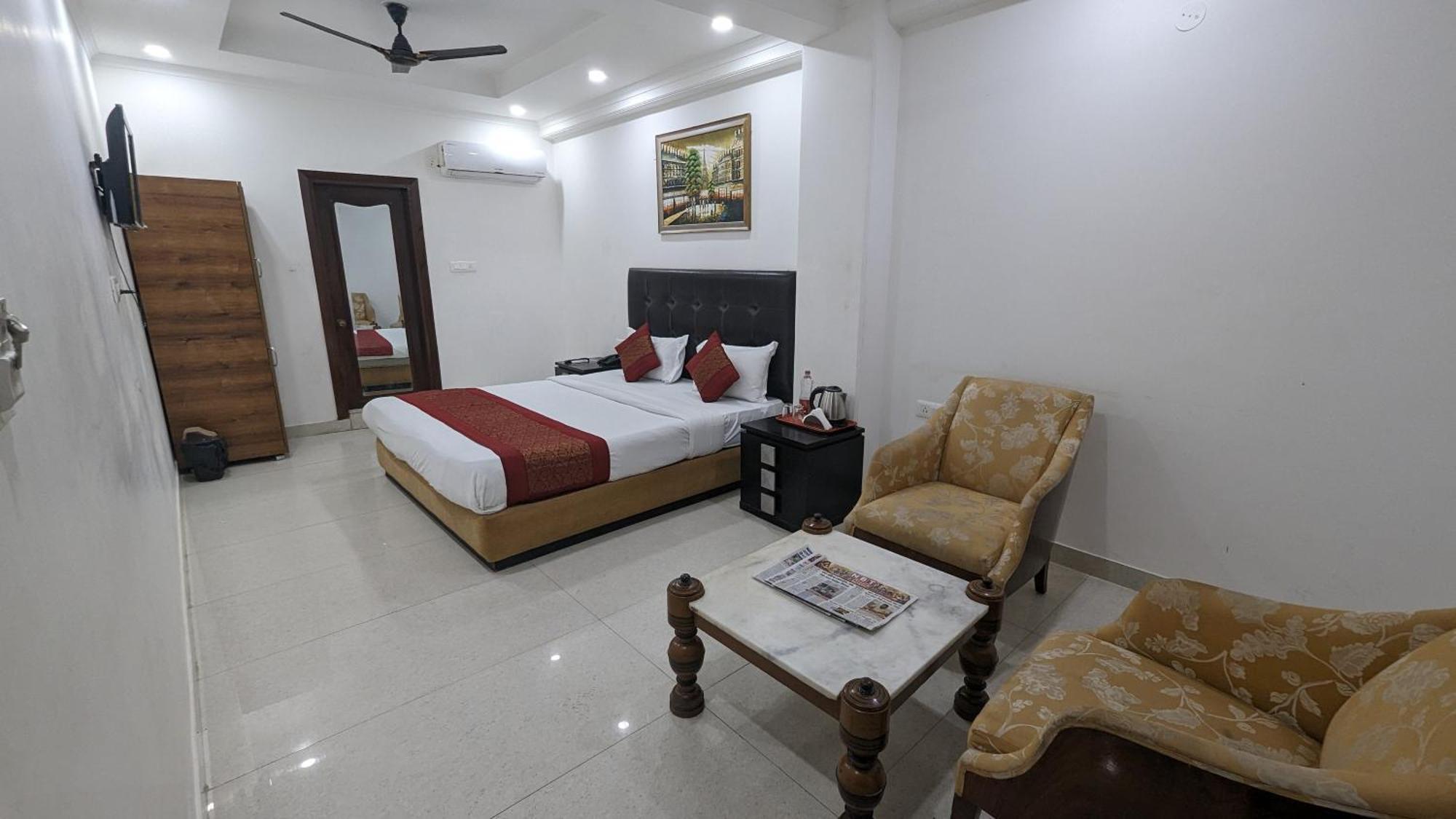 Hotel Moon Taj Near Yashobhoomi Convention Centre Delhi  Bagian luar foto