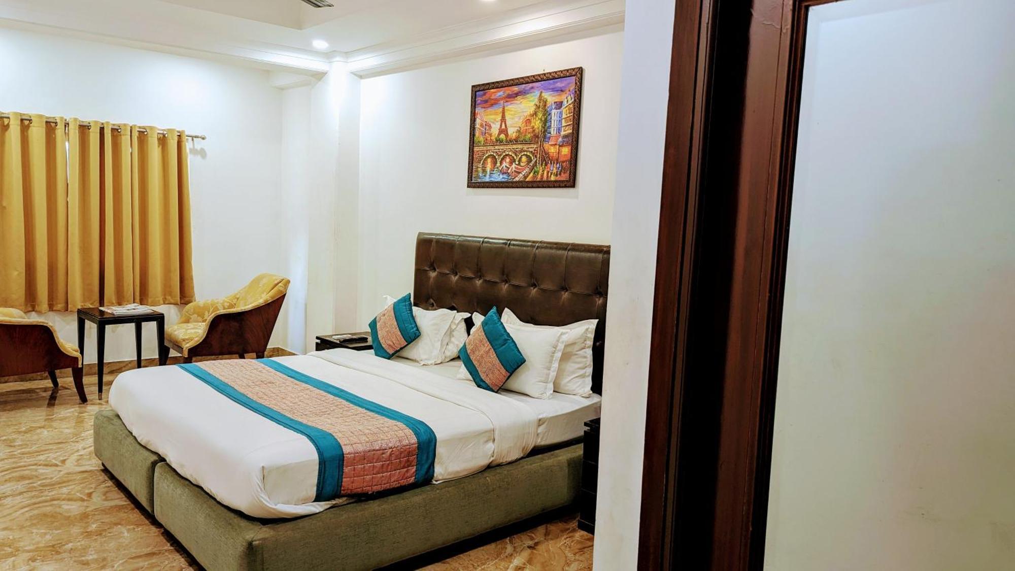 Hotel Moon Taj Near Yashobhoomi Convention Centre Delhi  Bagian luar foto