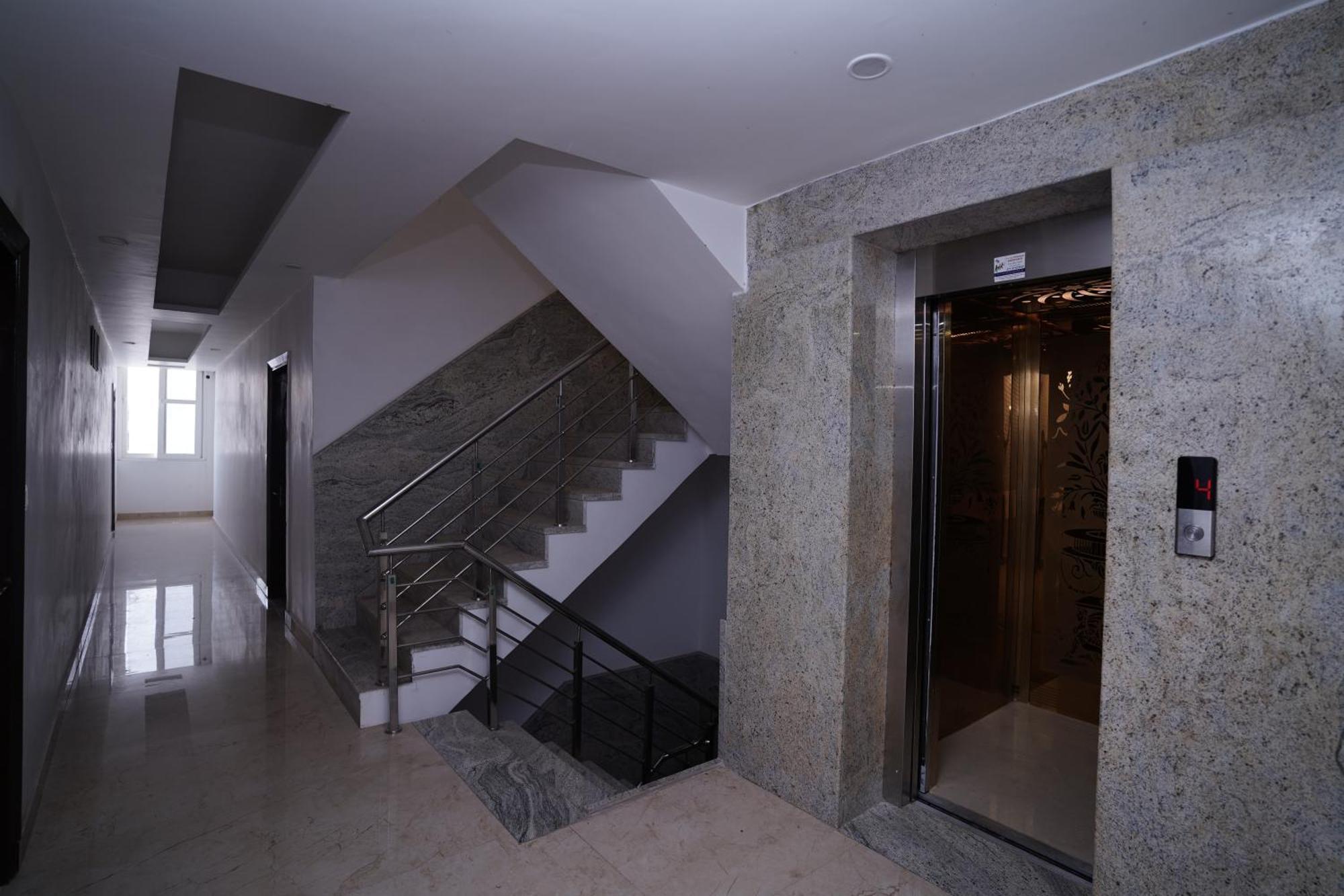 Hotel Moon Taj Near Yashobhoomi Convention Centre Delhi  Bagian luar foto