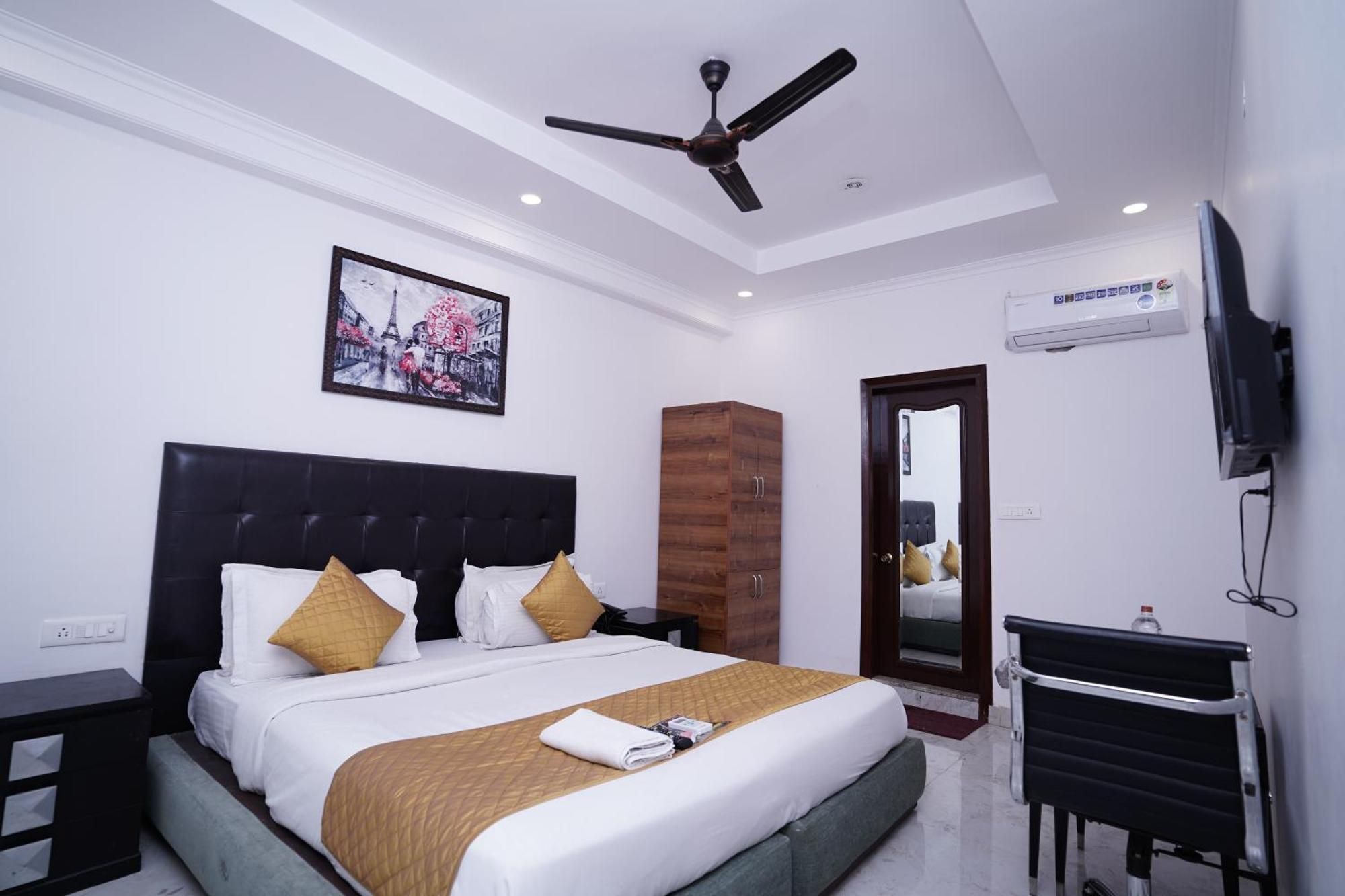 Hotel Moon Taj Near Yashobhoomi Convention Centre Delhi  Bagian luar foto